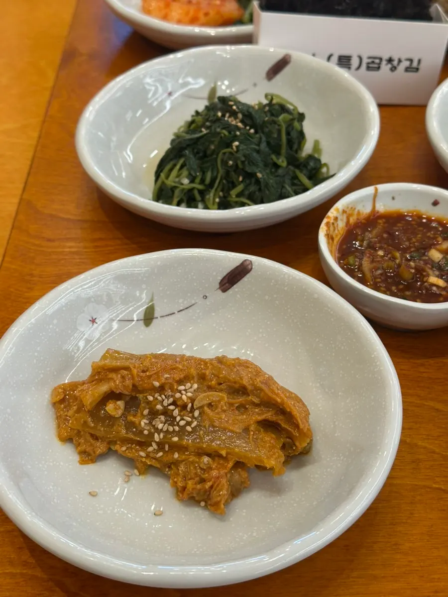 Separated table seating at Gaya Kkeutjip