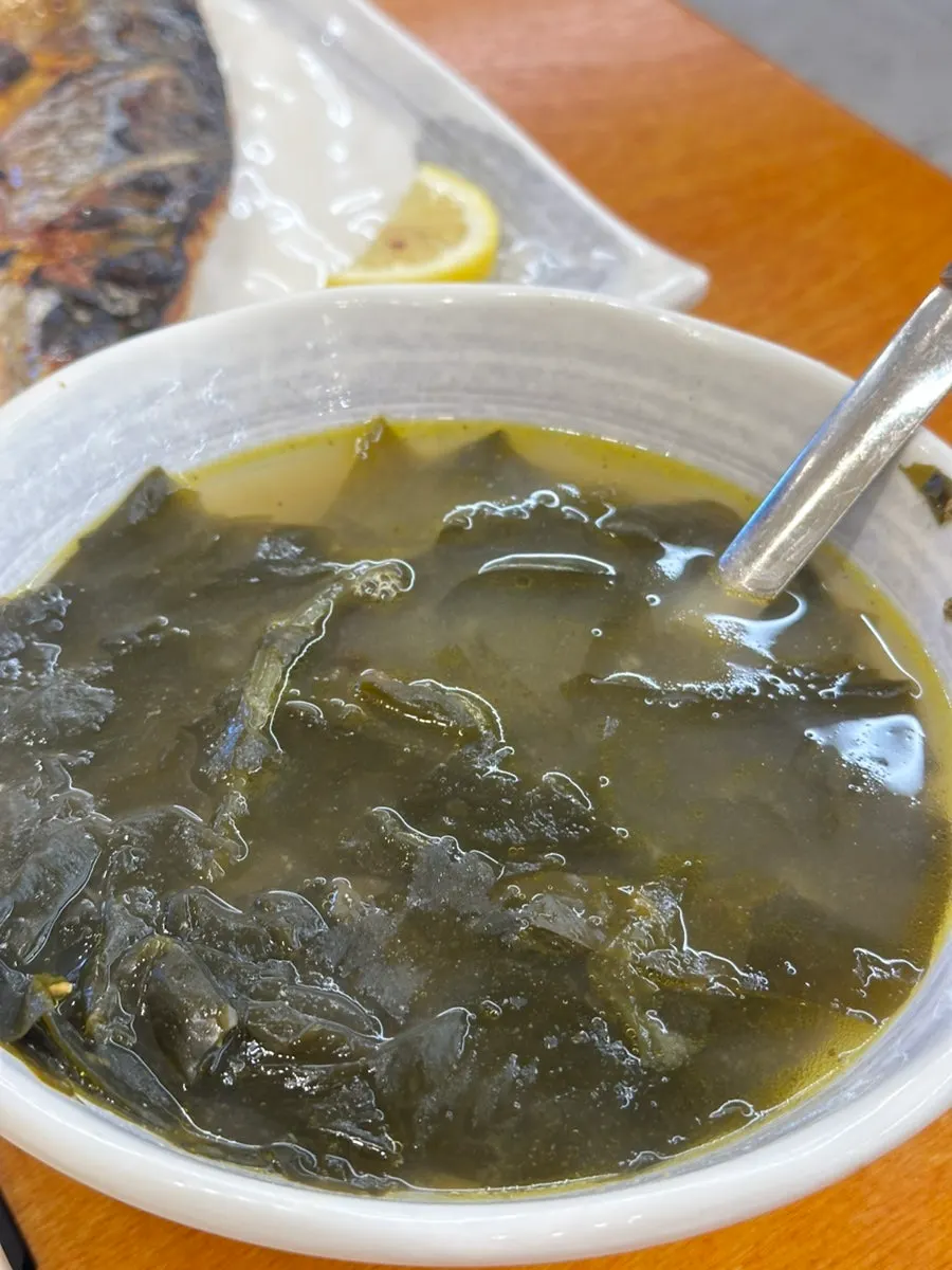 Seaweed soup included with the Gaya Kkeutjip set