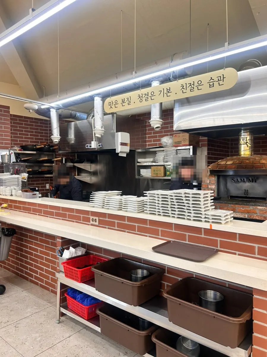 Partial view of the Gaya Kkeutjip kitchen