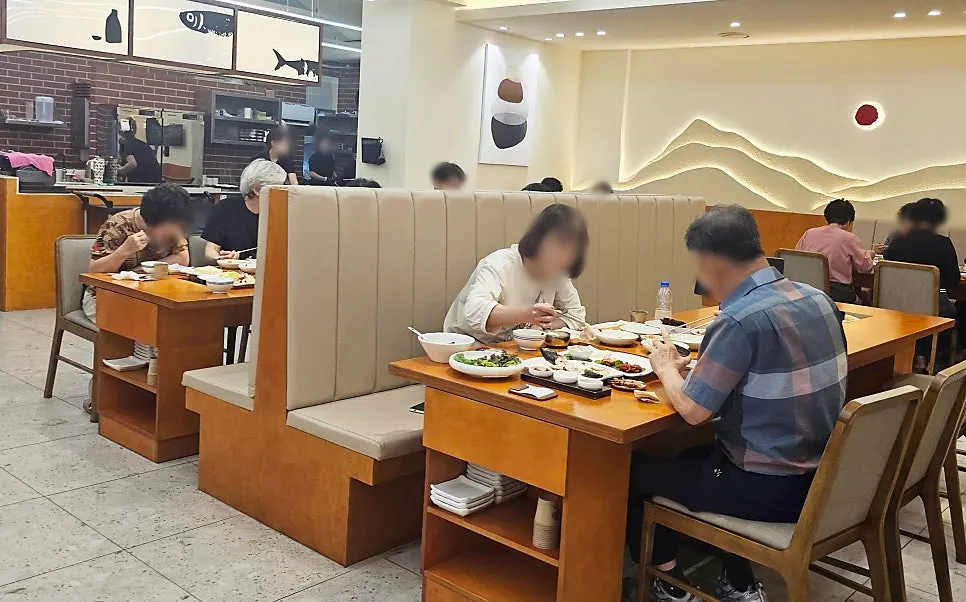 가야끝집 홀 테이블과 손님들