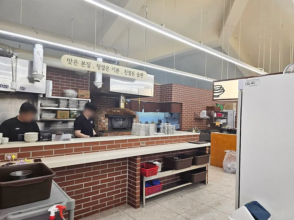 생선을 굽는 가야끝집 오픈 주방과 화덕