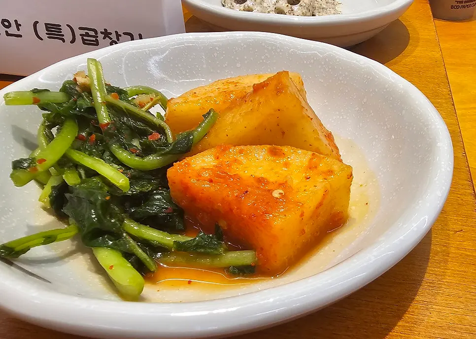 한정식 반찬 접시들이 놓인 상차림
