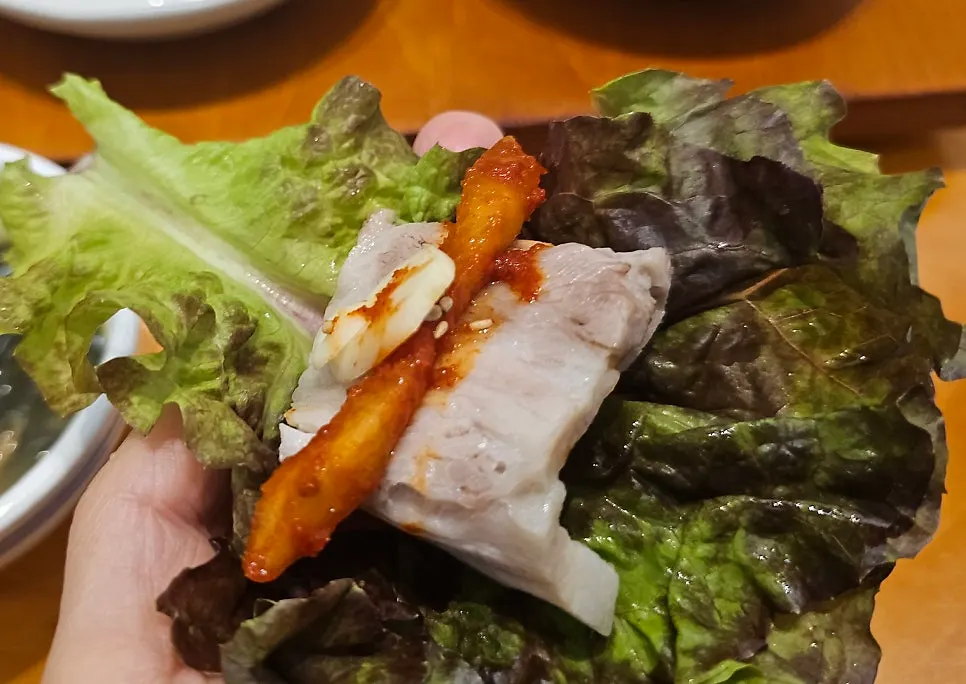 무말랭이와 마늘을 곁들인 보쌈 한 점