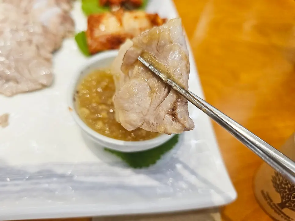 상추에 싸 먹는 가야끝집 보쌈