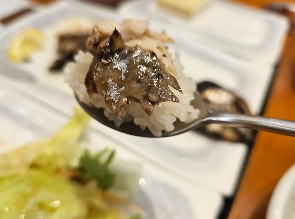 밥 위에 올린 보쌈과 반찬