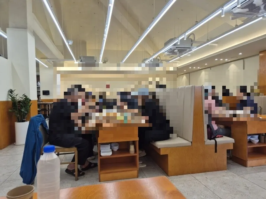 매장 앞 대기석 공간