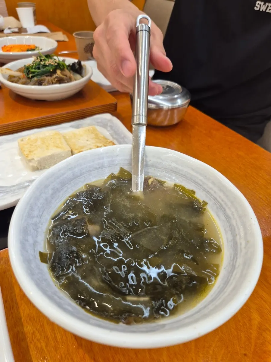 들기름 화덕 손두부구이와 양념게장 반찬