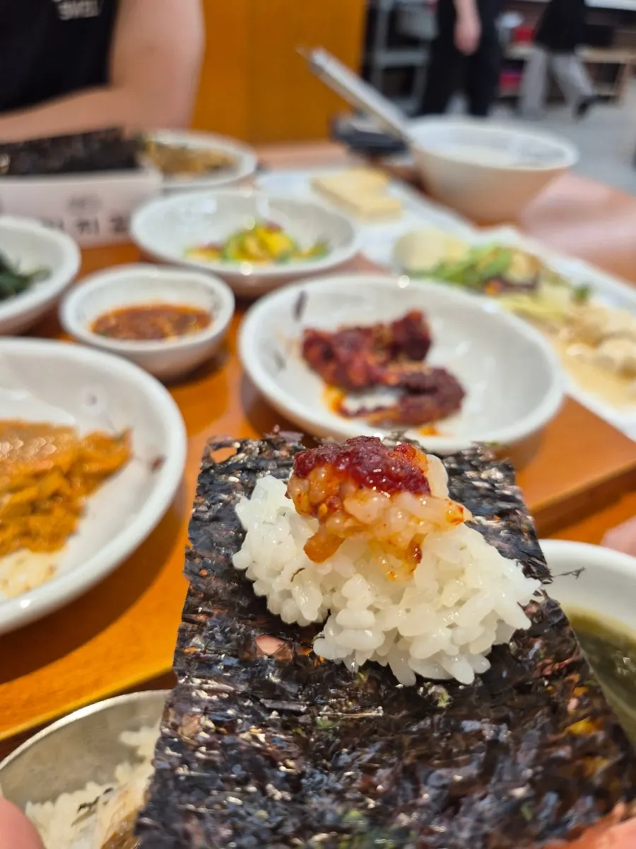신안 곱창김에 밥과 고등어를 올린 쌈