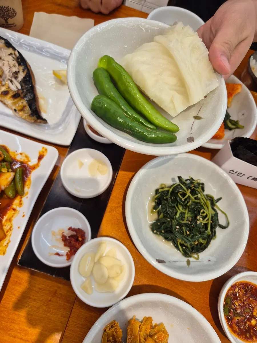 가오리찜과 곁들인 반찬들