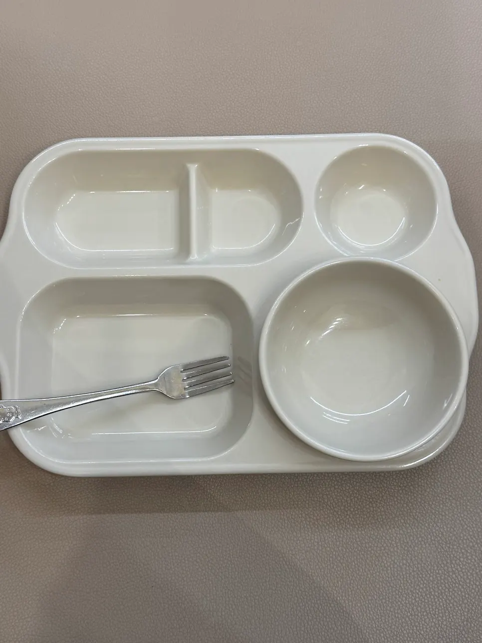 가야끝집에 비치된 유아의자와 유아 식기