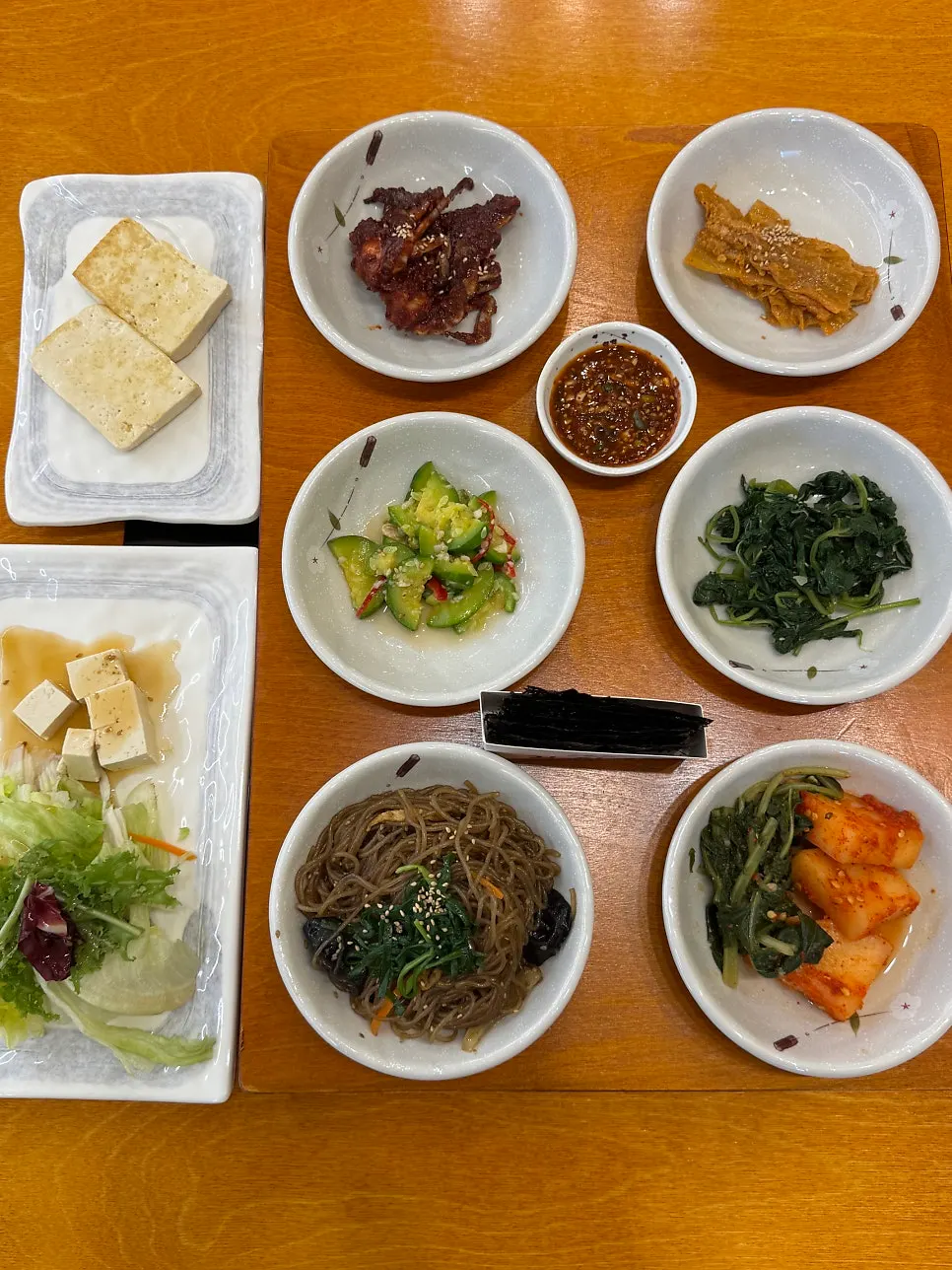 가오리찜 정식과 함께 차려진 반찬 한상
