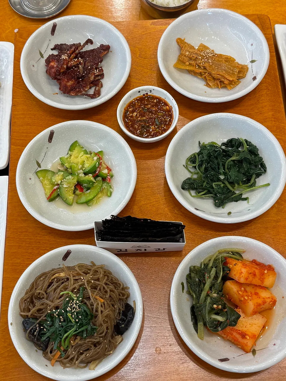 잡채와 나물, 김 등 정갈한 밑반찬 구성