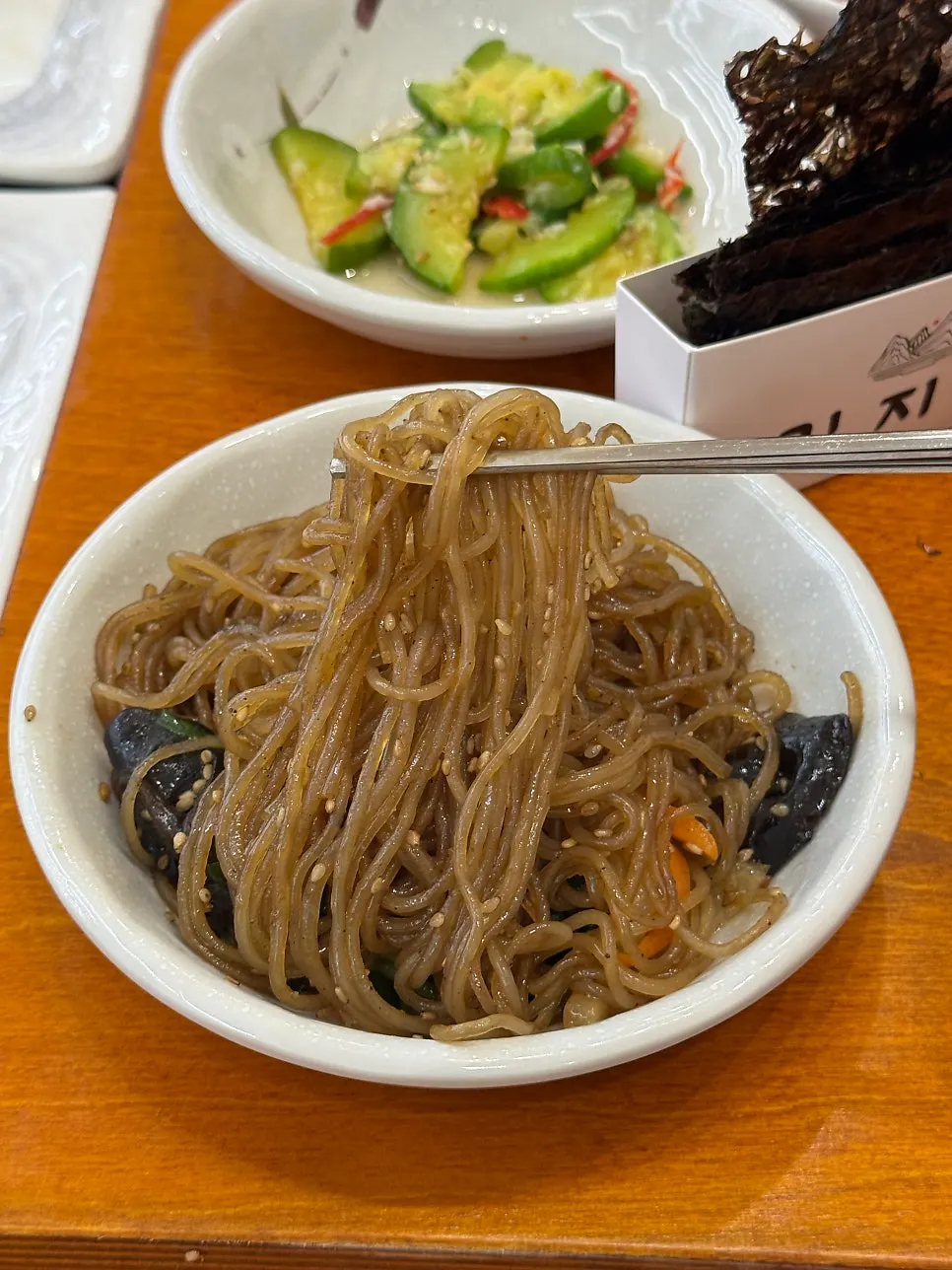 따끈하게 나온 잡채 반찬 접시