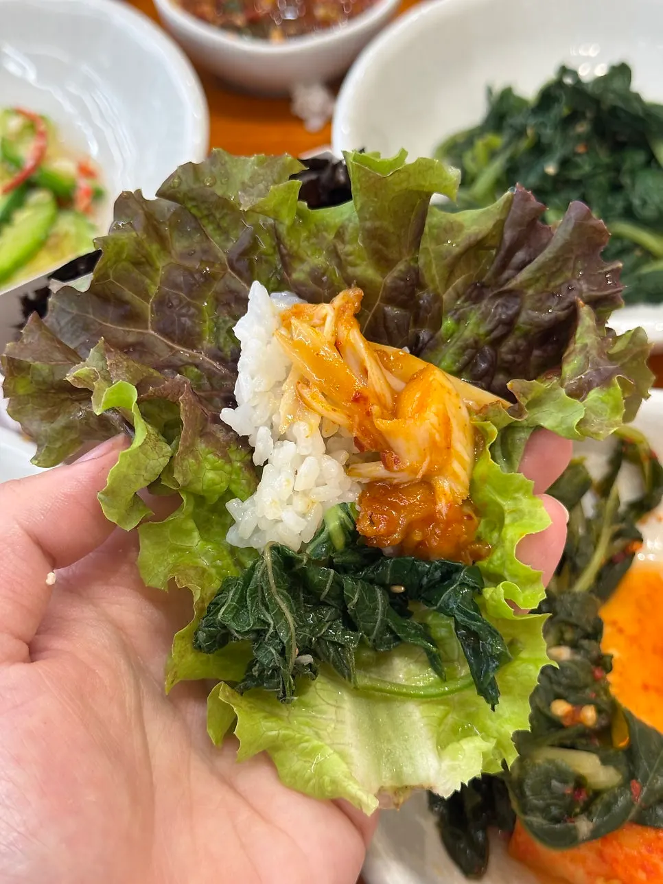 밥 위에 올린 가오리찜 한 점