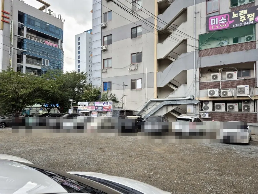 View of the parking lot next to Gaya Kkeutjip