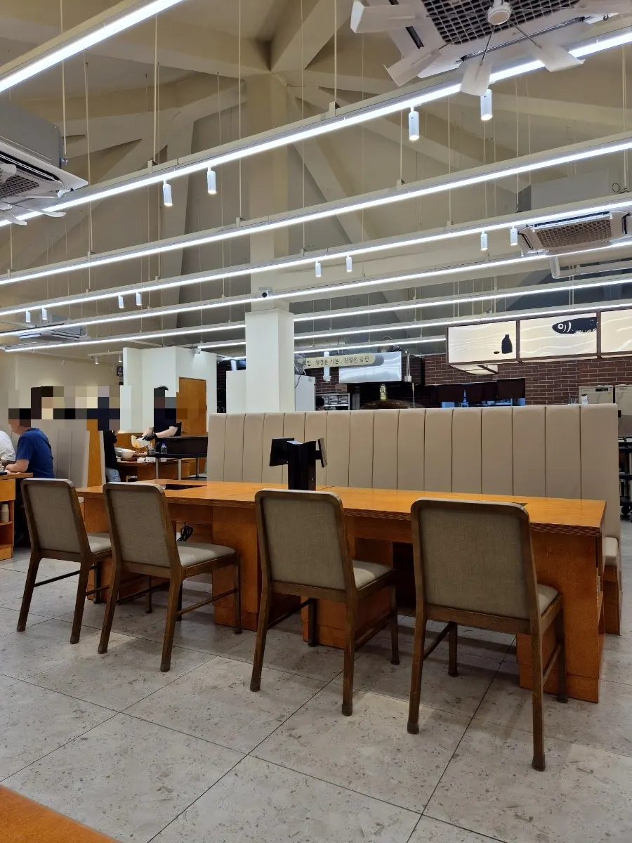 Gaya Kkeutjip dining hall with tables for 4, 6, and 8