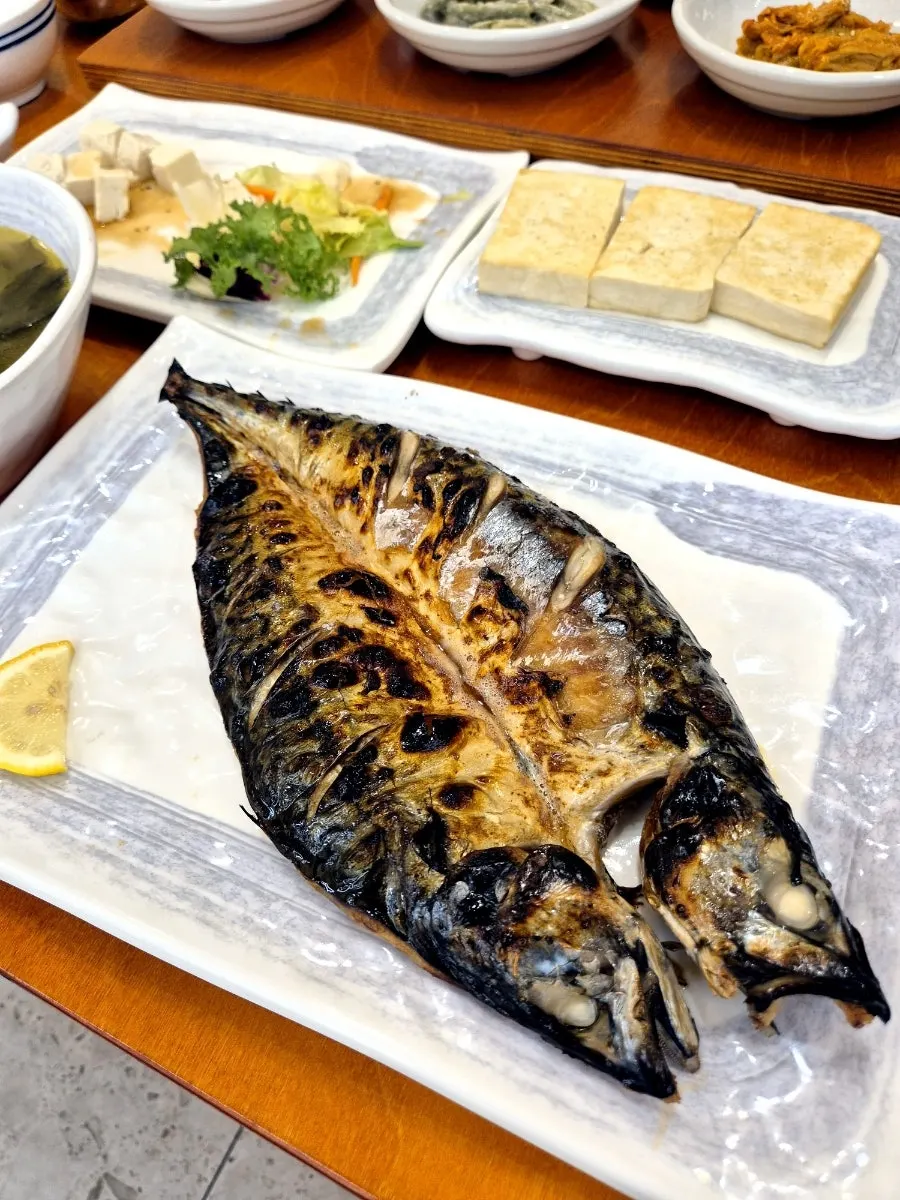 Large hearth-grilled mackerel