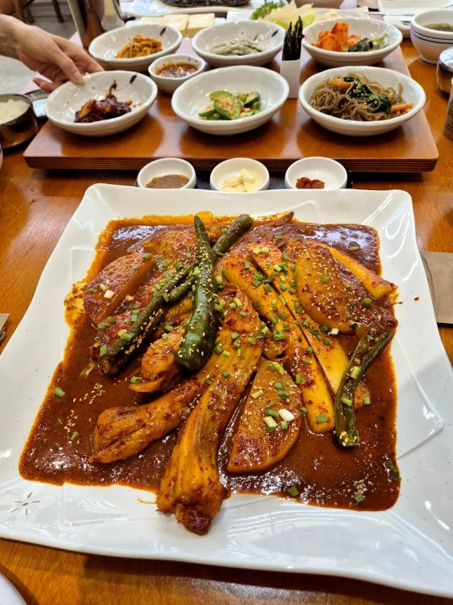 Rice cake sticks, radish, and chili peppers served with the ray stew