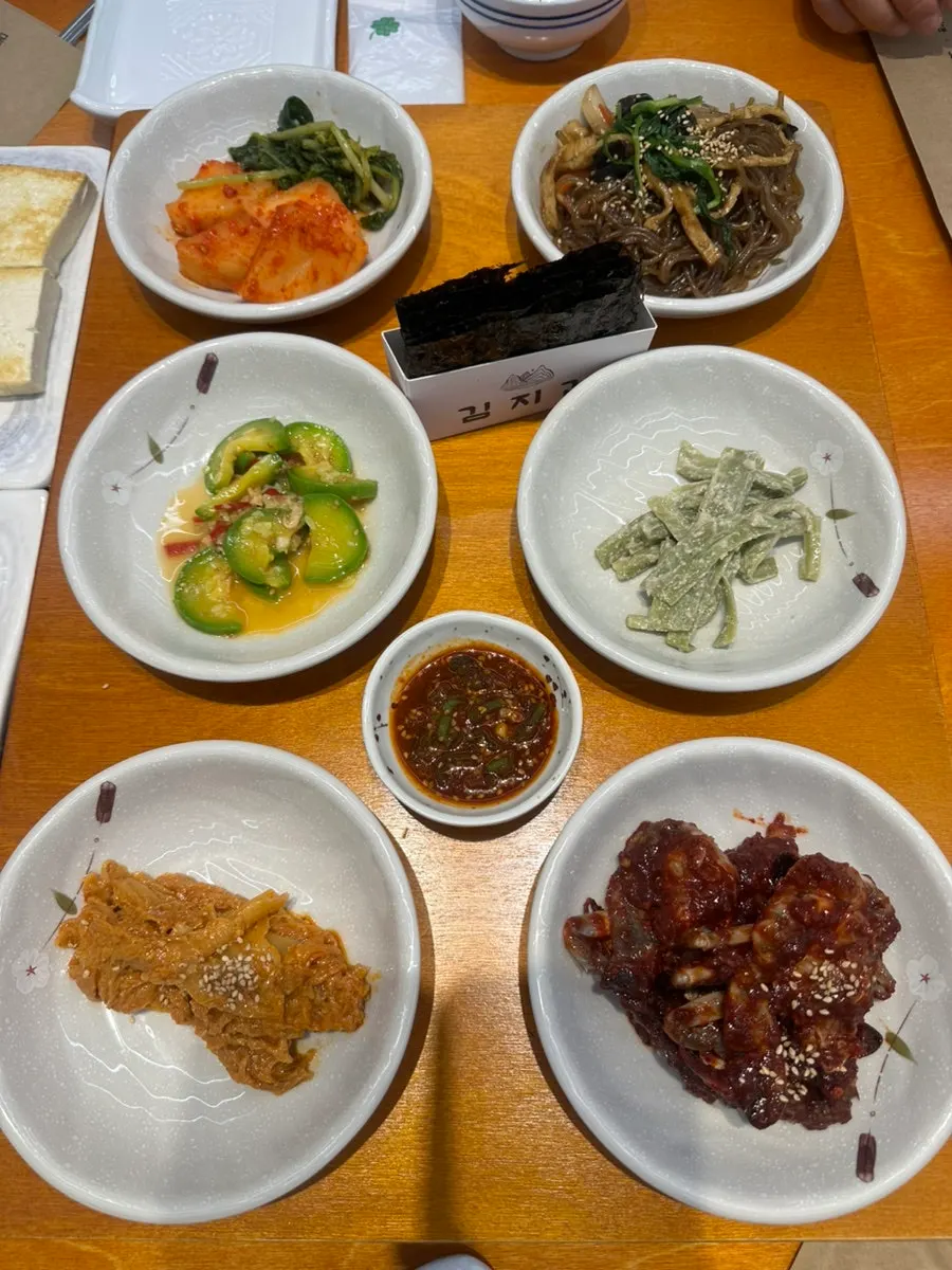 정식과 함께 차려진 상차림