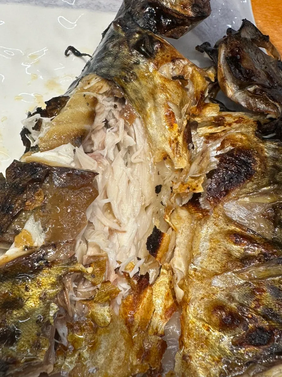 테이블마다 나온 화덕 고등어구이 한 마리