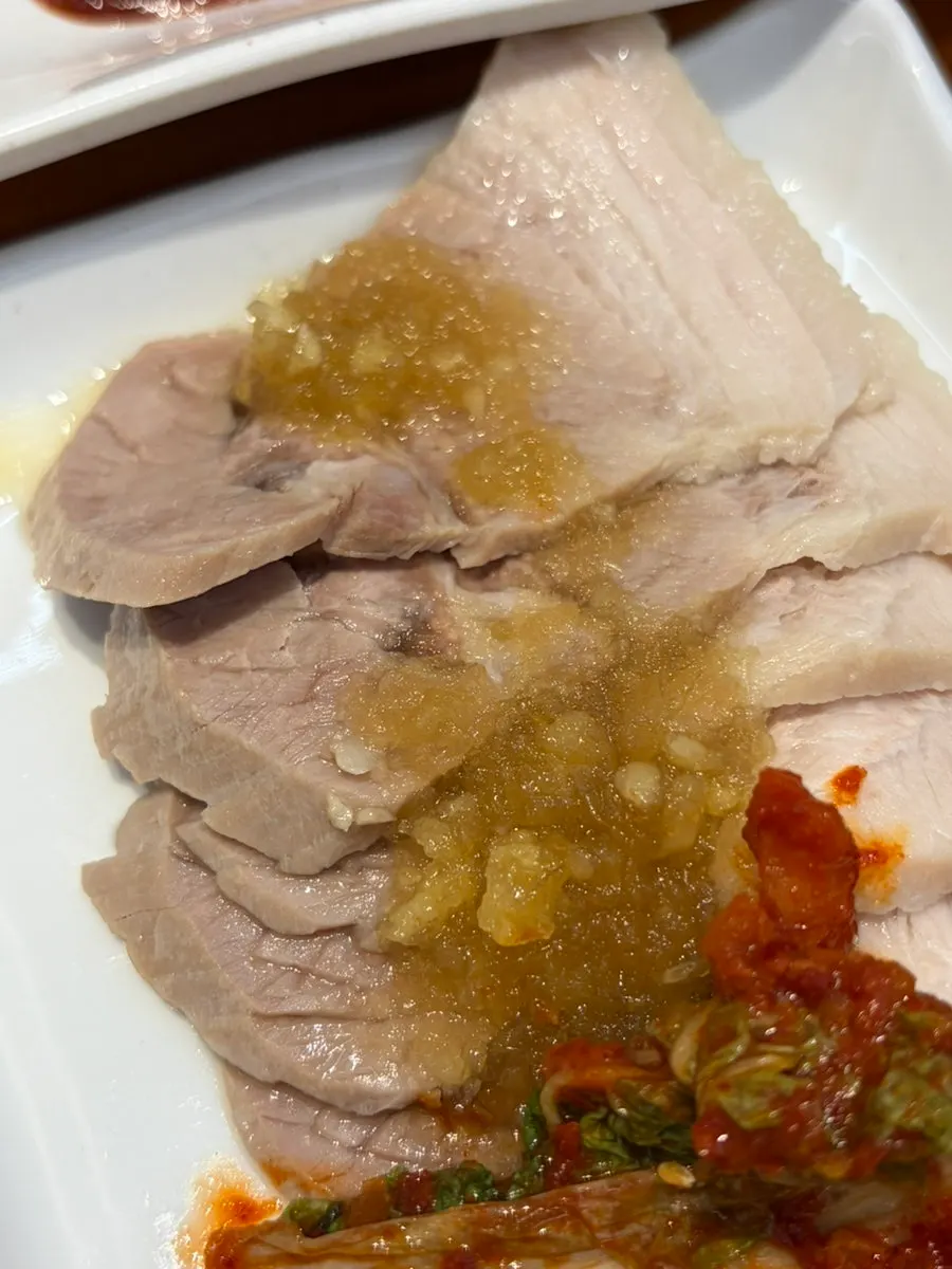 보쌈 2인분과 무말랭이, 김치, 마늘소스