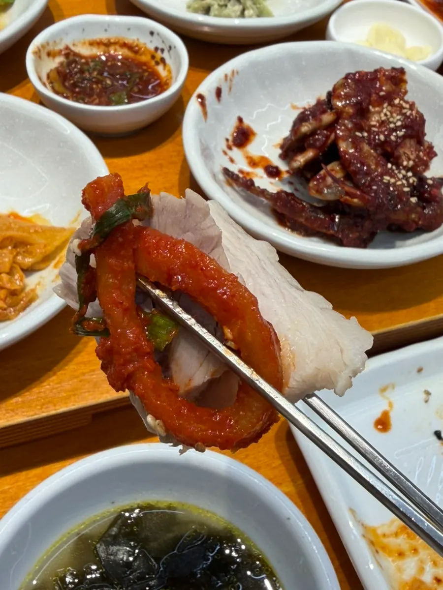 마늘소스에 찍은 보쌈 한 점