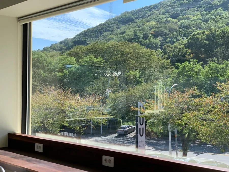 窓の外の風景が見えるカフェ内部