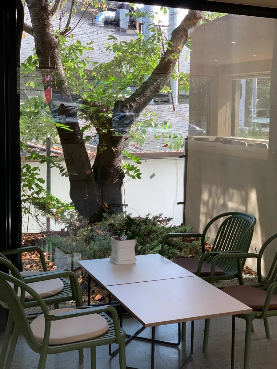 新館のバー形式座席と屋外テーブル
