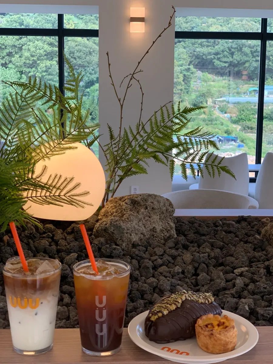 ドバイクリーム塩パンとエッグタルト、コーヒーのセット
