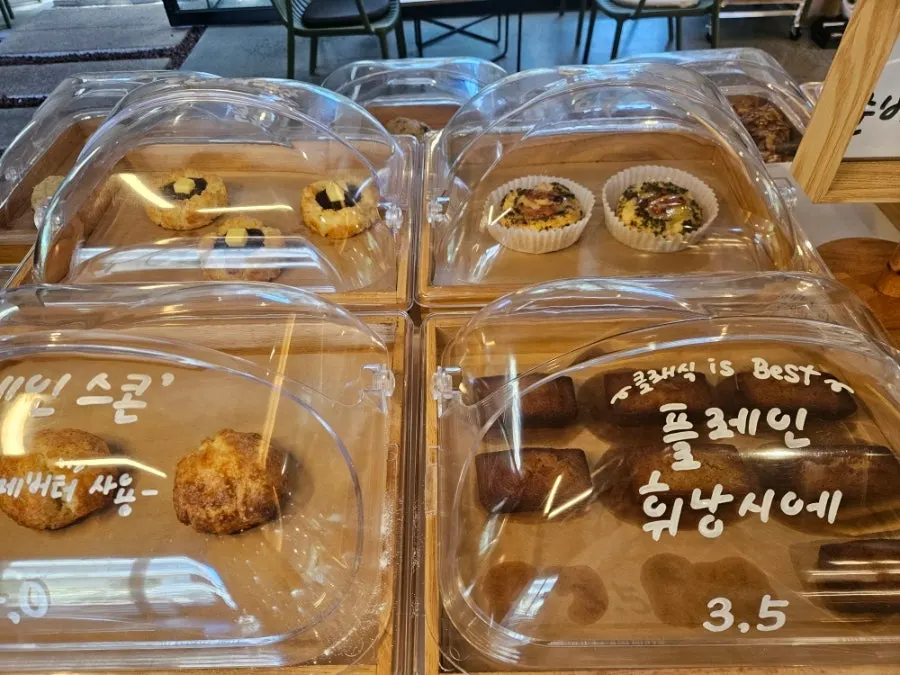 유유유 쇼케이스에 진열된 베이커리