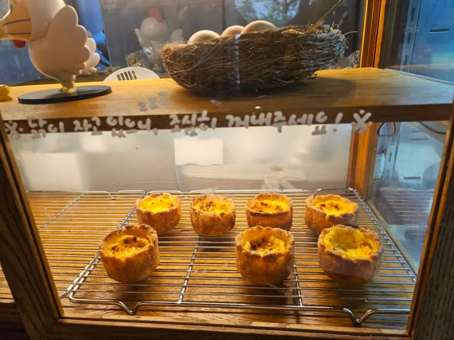 초록빛 뷰를 배경으로 놓인 카페 테이블