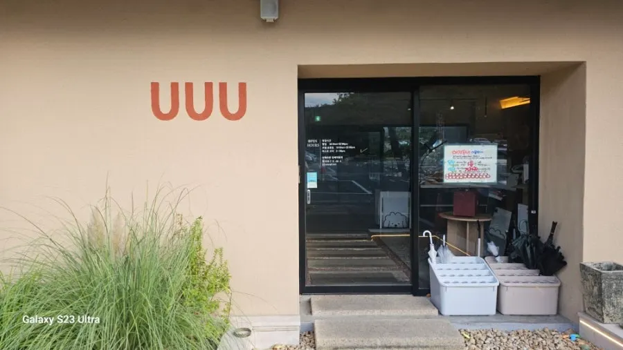 Yu Yu Yu Café's building and surrounding scenery
