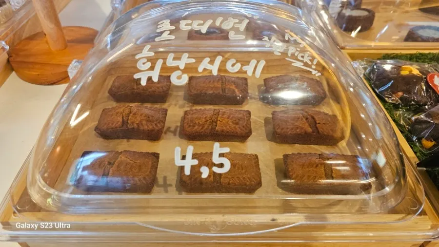 Yu Yu Yu's display case of same-day baked goods