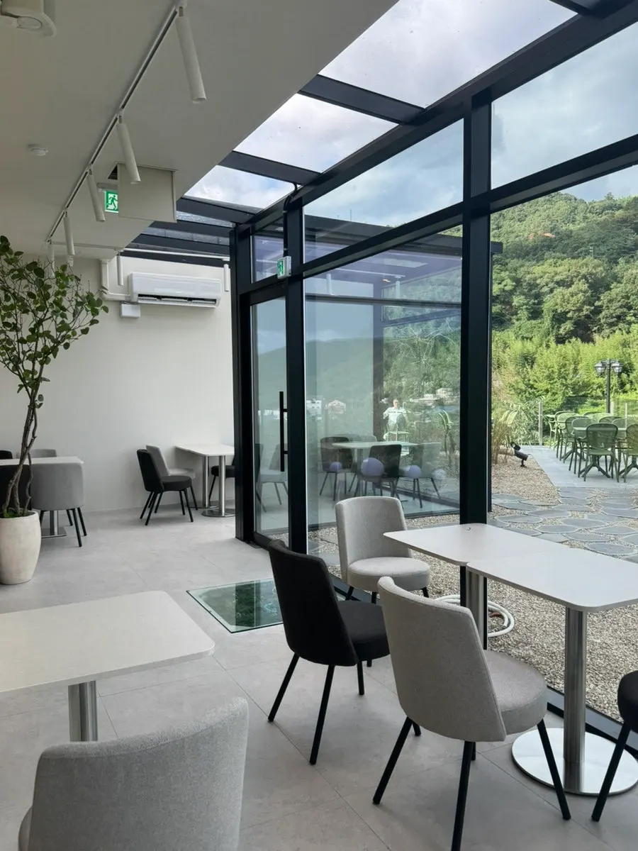 First-floor window seats with mountain view
