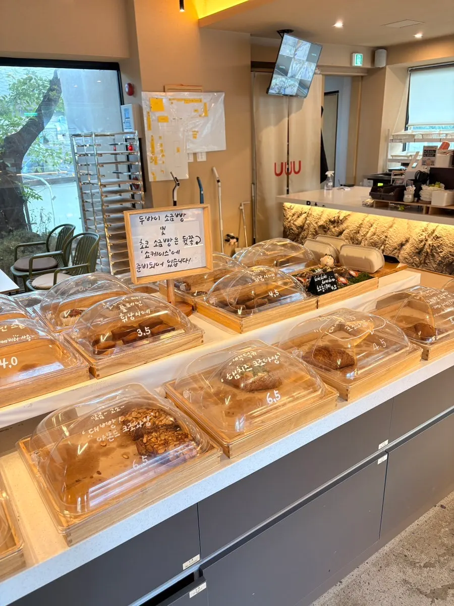 Sandwich display corner at Yu Yu Yu
