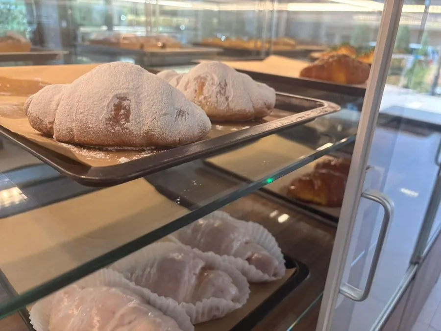 소금빵과 크루아상이 놓인 빵 진열대