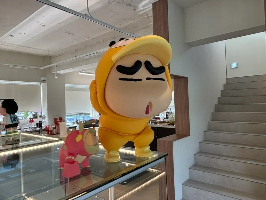 짱구 소품으로 꾸며진 카페 한쪽 공간
