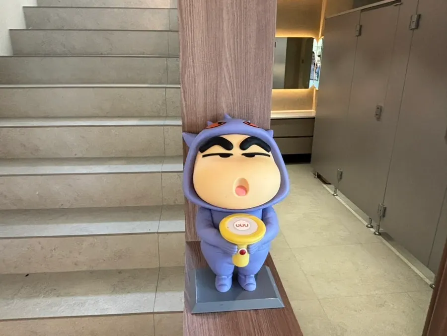 귀여운 소품이 놓인 카페 포토존