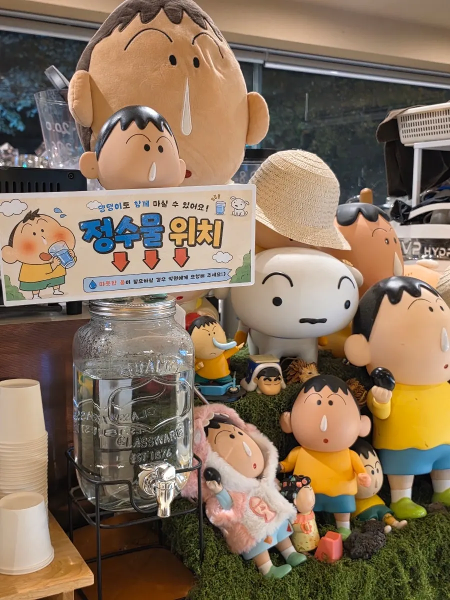 빵칼과 포크, 빵가위가 놓인 셀프바
