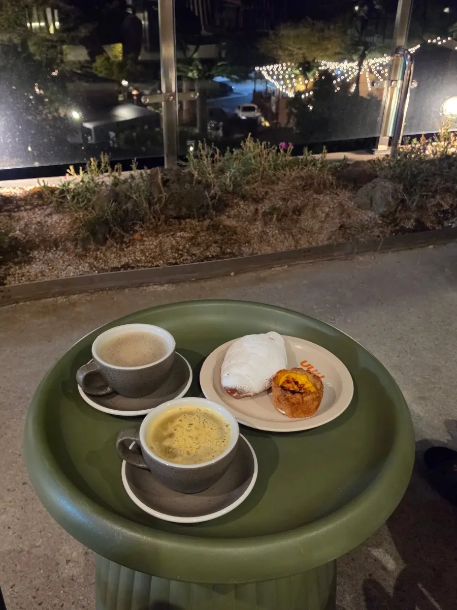 밤 야외좌석에 놓인 음료와 빵