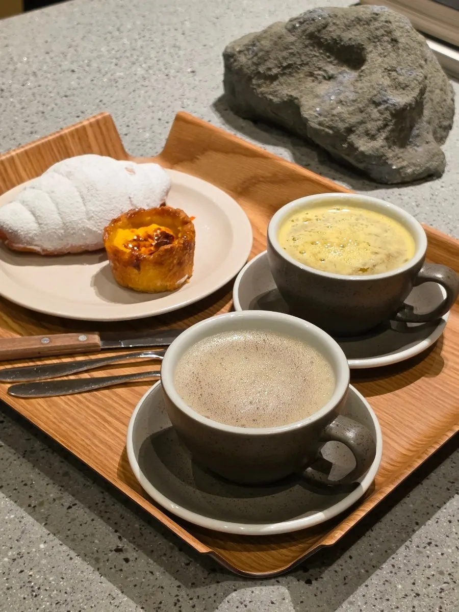 야외 테이블의 수제 차 한잔