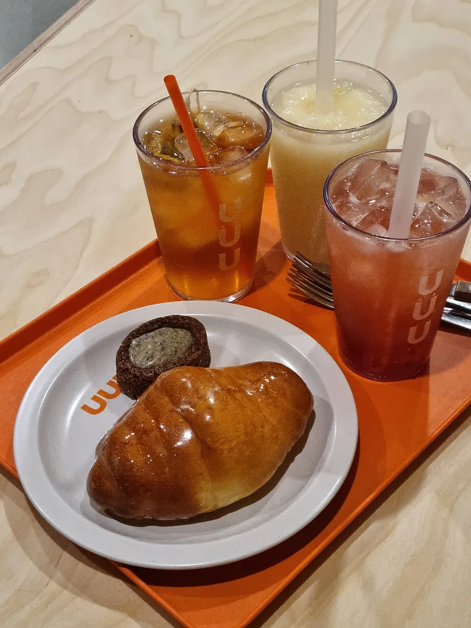 유유유 통창 앞 테이블 자리