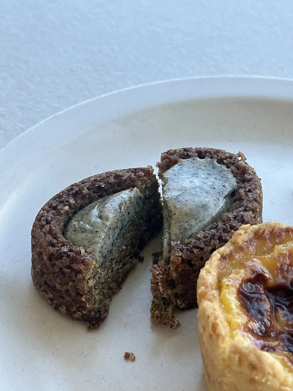 반으로 자른 얼그레이 타르트 단면