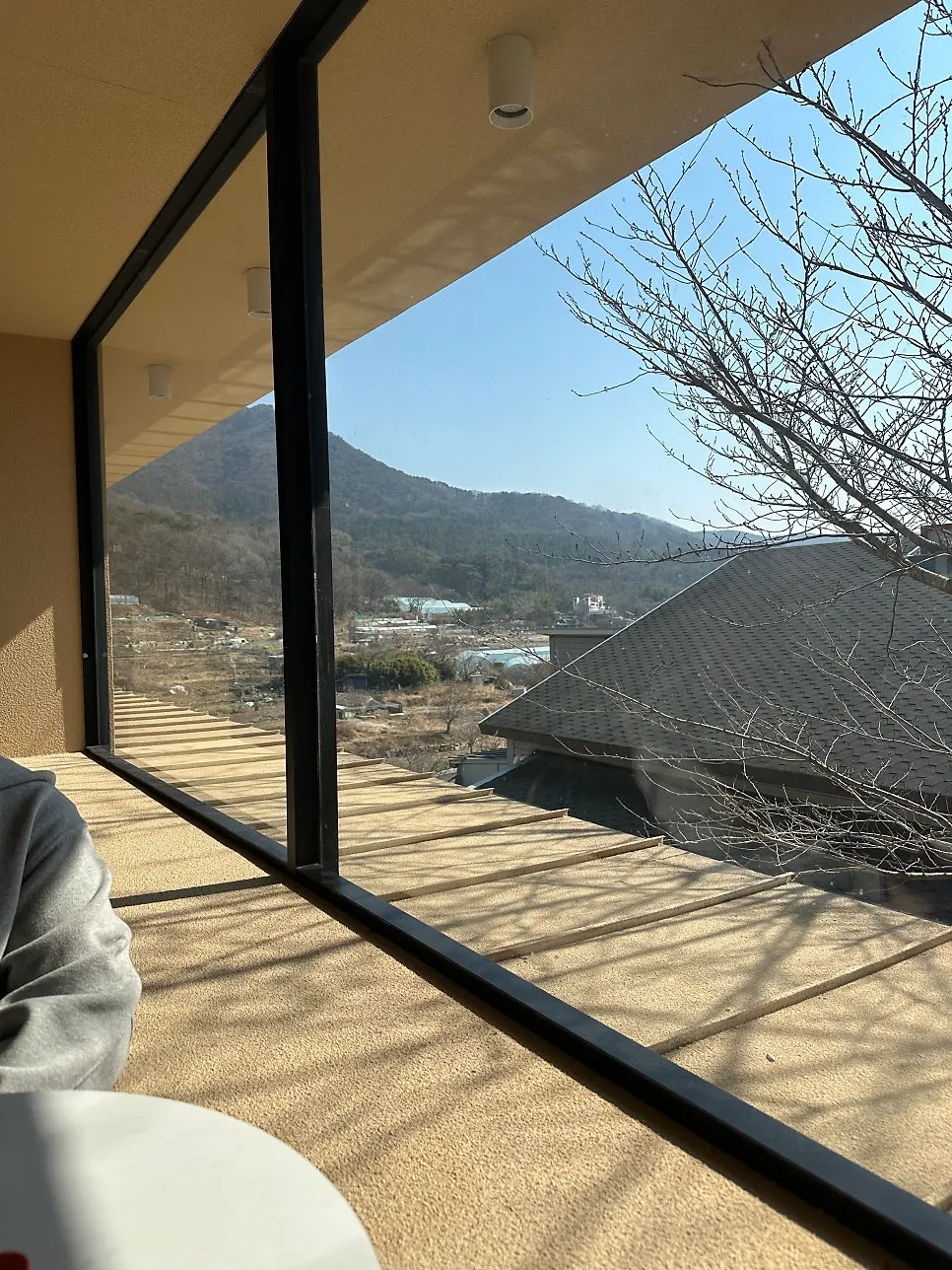 햇살 드는 2층 테이블 위 음료와 디저트
