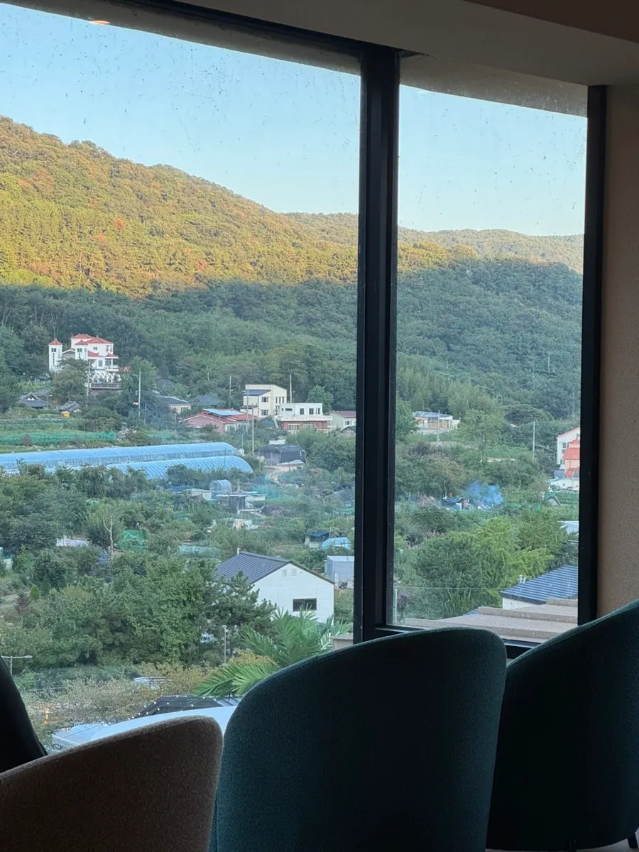 바깥 풍경이 보이는 유유유 창가