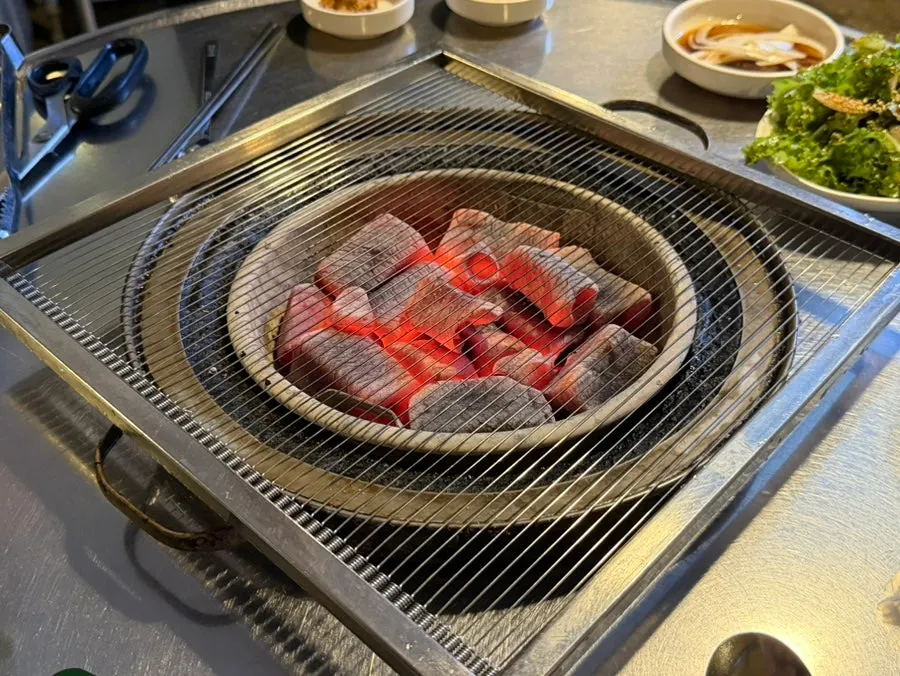 테이블에 들어온 숯불 화로