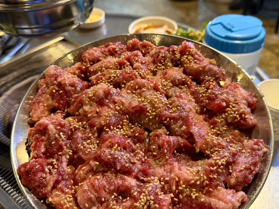 숯불 위에서 익어가는 소갈비살