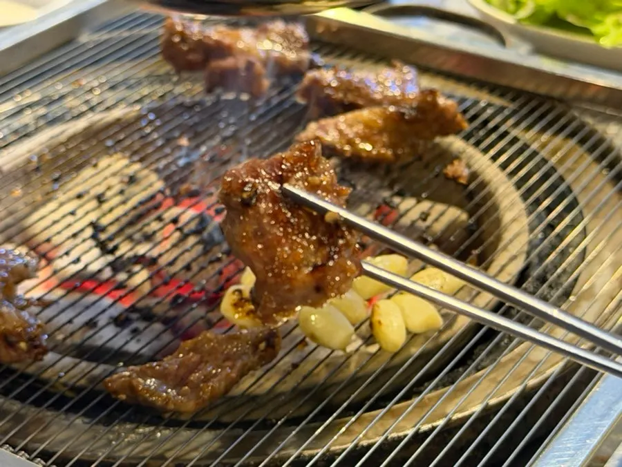 숯불에 올린 양념 소갈비살 한 판