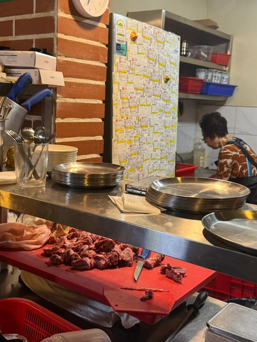 明るい照明が灯った焼肉店の看板