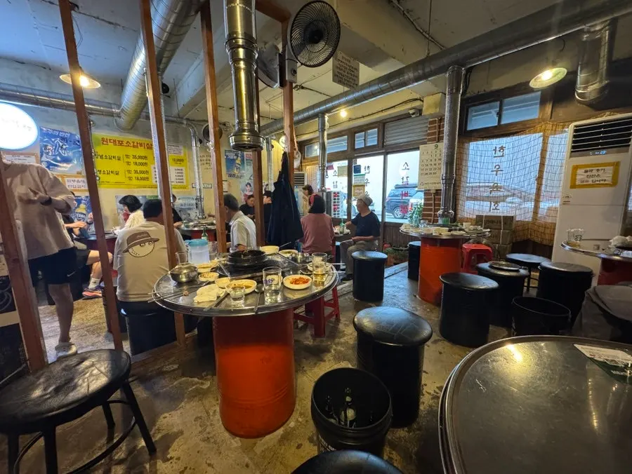 円形ポチャテーブルが並ぶ店内